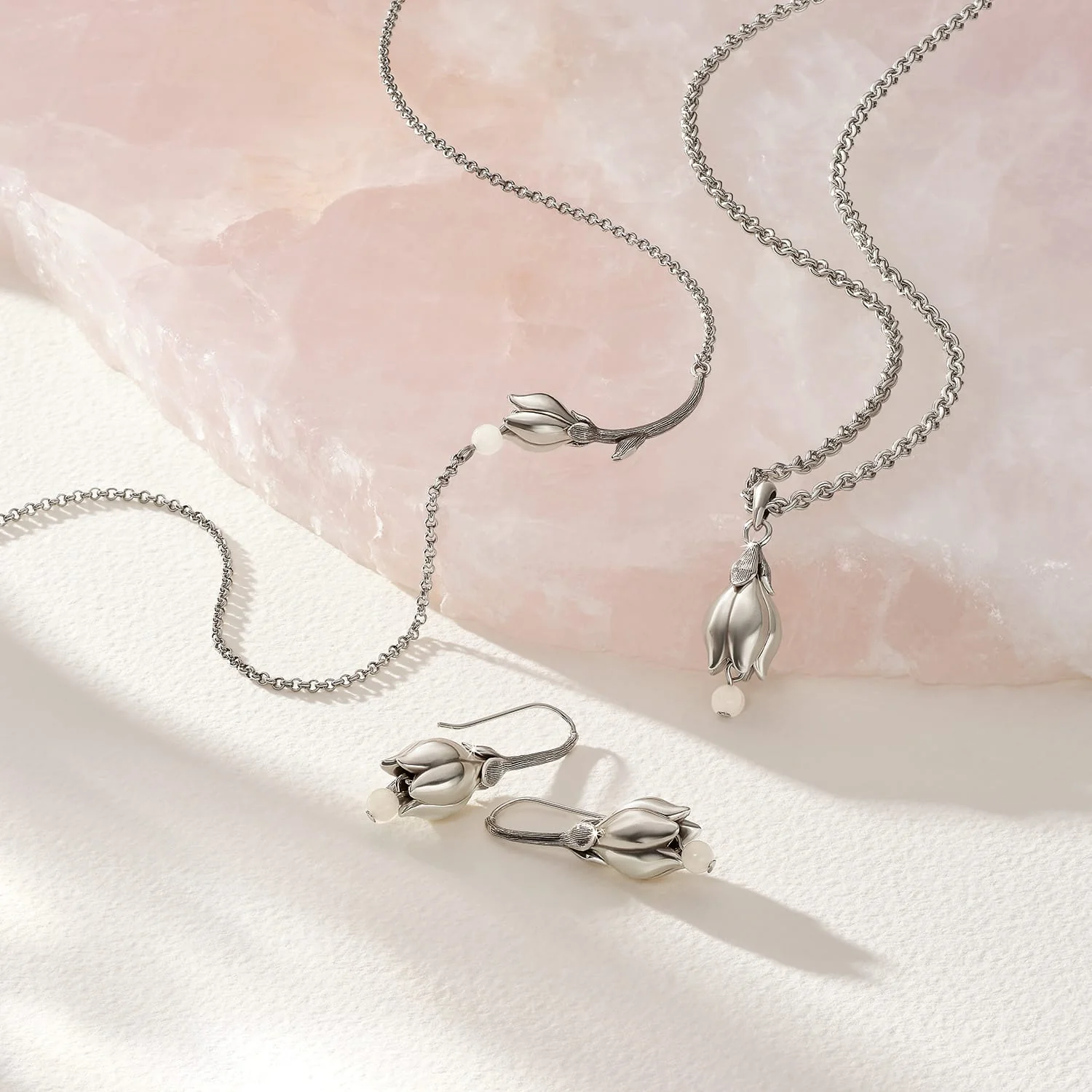 La Tulipe Petal Bar Necklace - Image 4
